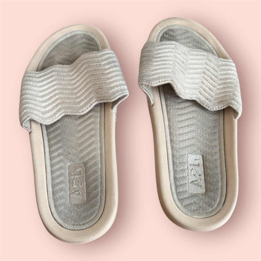 APL SIZE 7 CREAM KNIT SLIDES